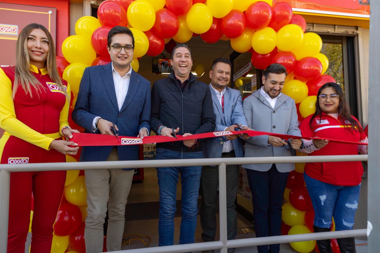 Salvador Santos inaugura tienda OXXO en Ciudad Industrial Xicohténcatl II, acercará servicios a empresas
